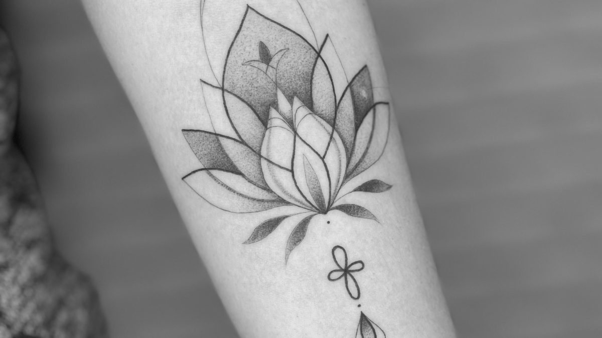 tatuaje simétrico y ornamental de una flor de loto