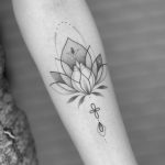 tatuaje simétrico y ornamental de una flor de loto