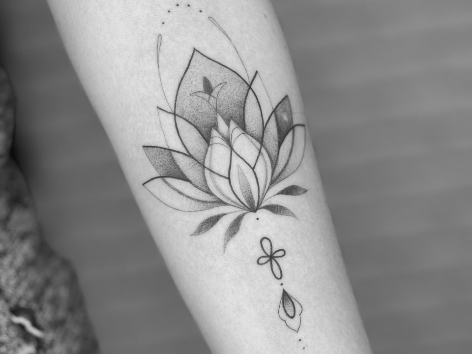 tatuaje simétrico y ornamental de una flor de loto