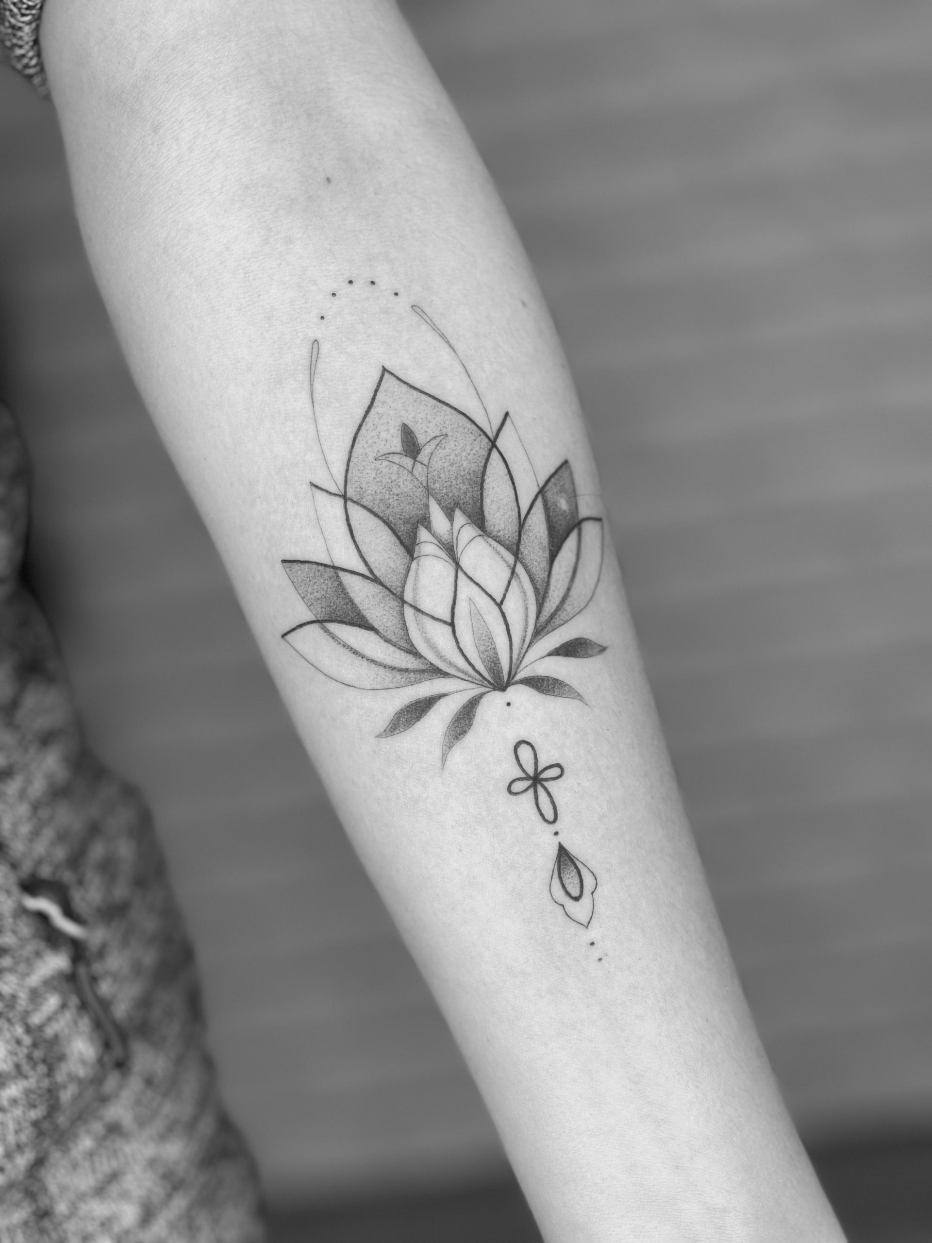 tatuaje simétrico y ornamental de una flor de loto