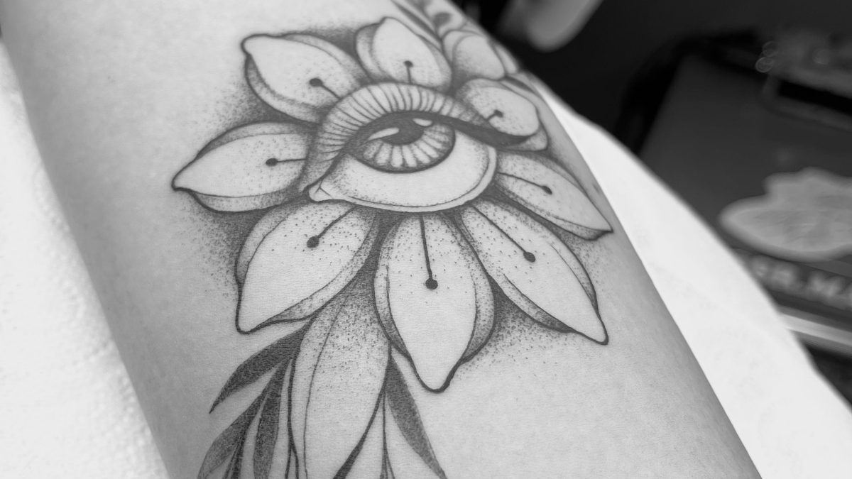tatuaje de un ojo dentro de una flor