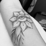 tatuaje de un ojo dentro de una flor