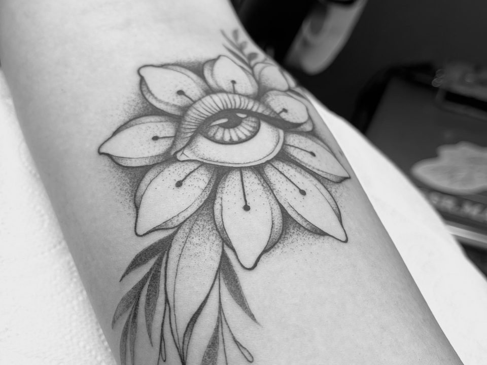 tatuaje de un ojo dentro de una flor