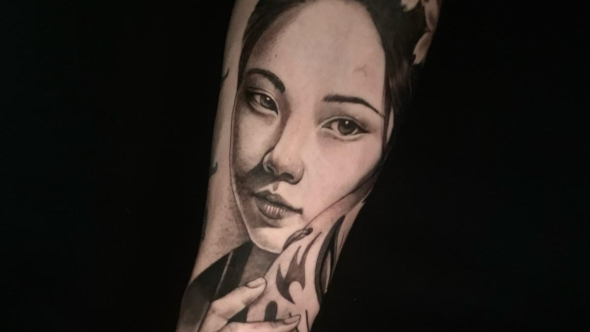 tatuaje de una geisha sujetando una mascara kitsune