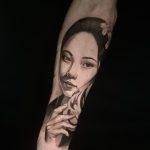 tatuaje de una geisha sujetando una mascara kitsune