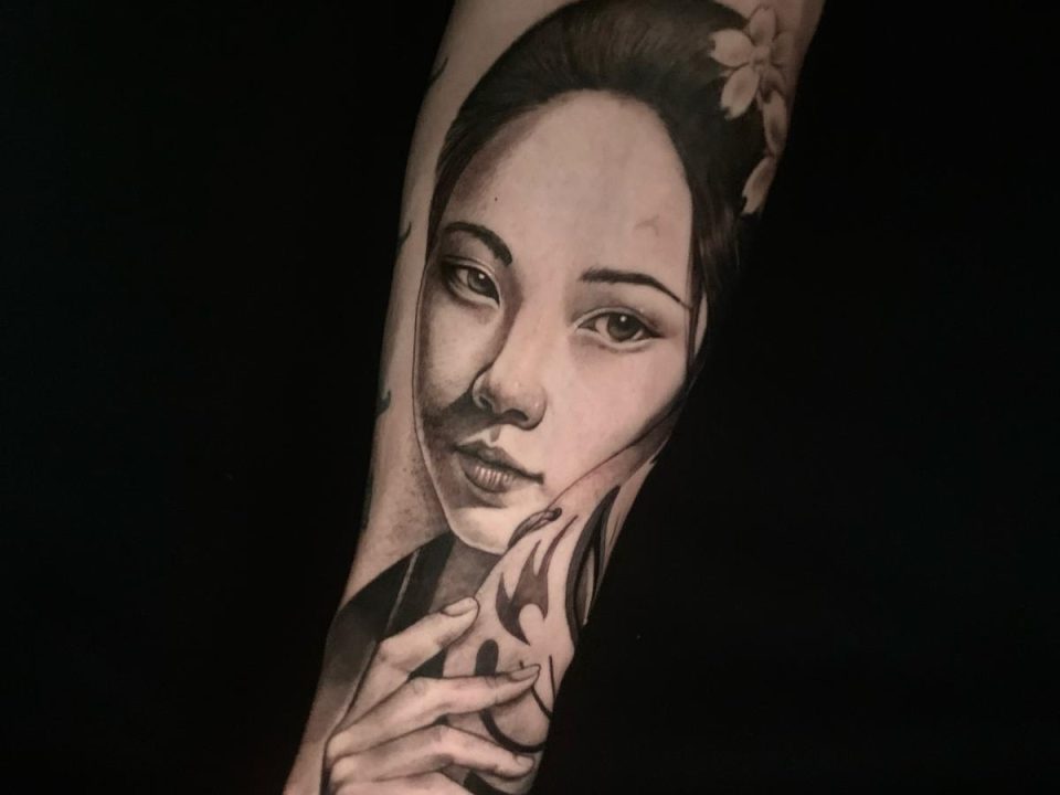 tatuaje de una geisha sujetando una mascara kitsune