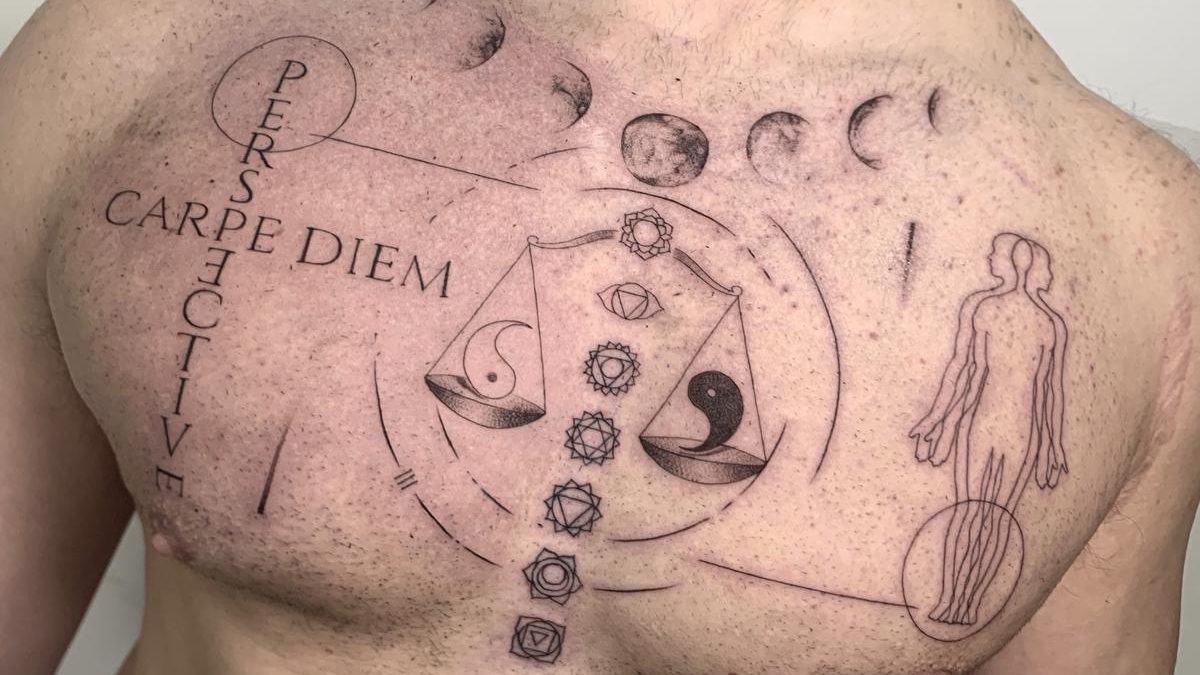 tatuaje fases lunares con balanca y elementos ornamentales geometricos