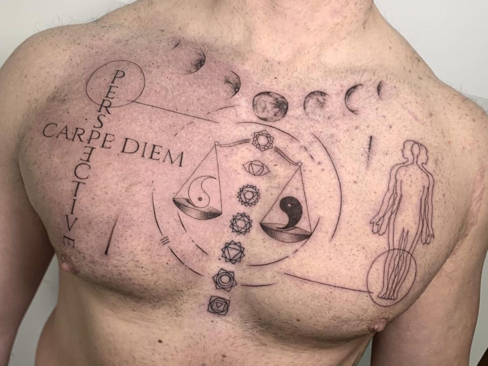 tatuaje fases lunares con balanca y elementos ornamentales geometricos