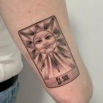 tatuaje carta del tarot el sol