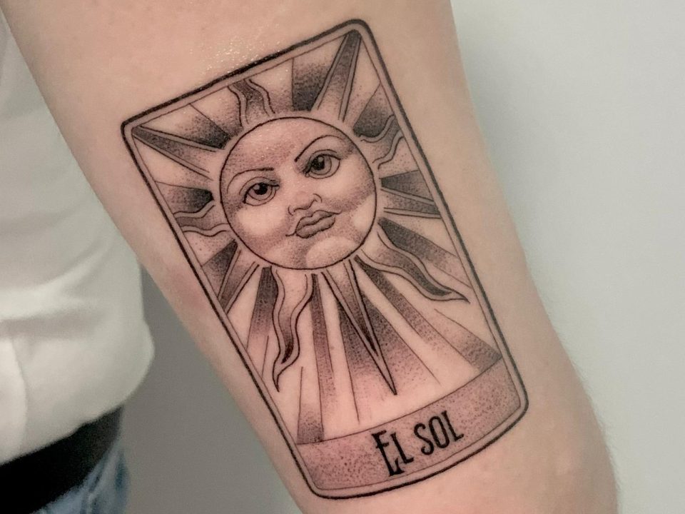 tatuaje carta del tarot el sol