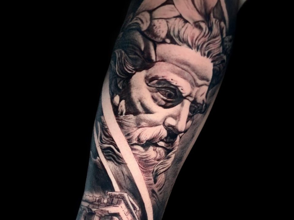 Tatuaje de neptuno con partenon